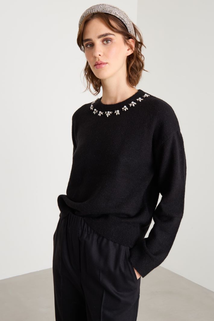 Sweater with crystals and pearls Intrend - 2