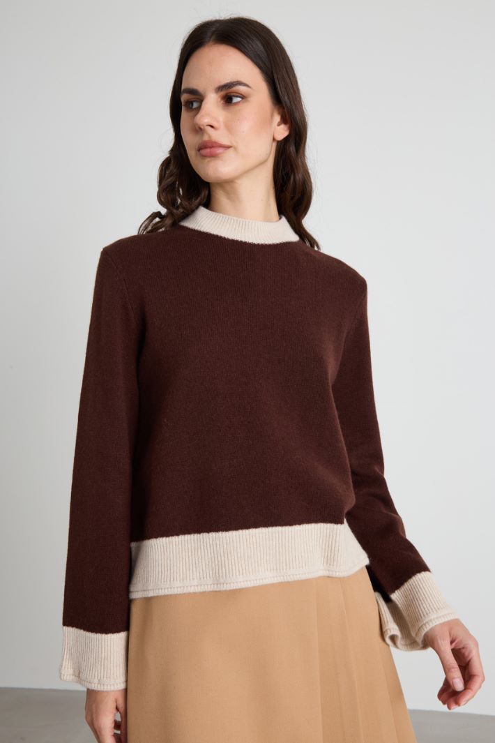 Sweater with contrasting profiles Intrend