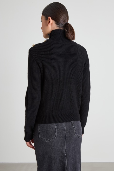 Suéter con botones en el hombro