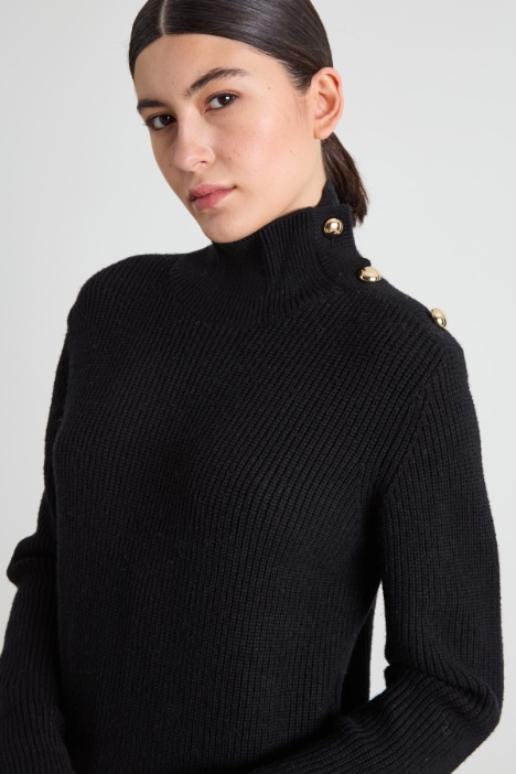 Suéter con botones en el hombro