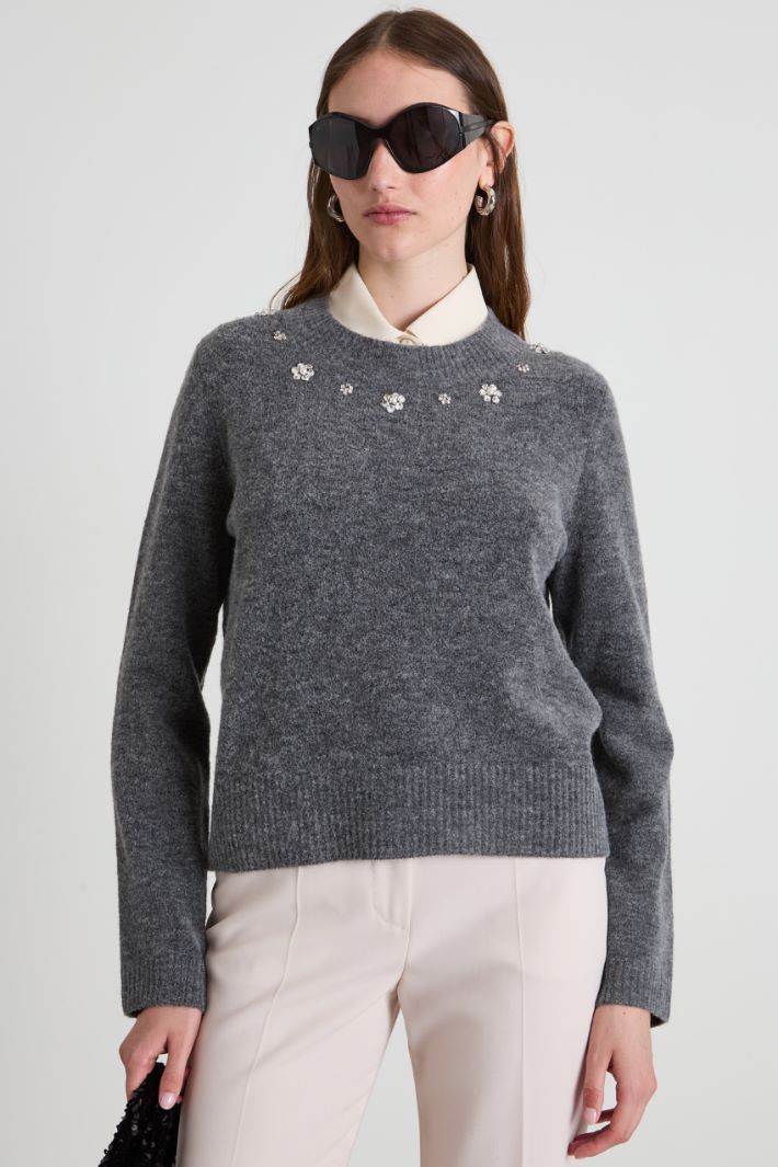 Sweater with rhinestones and pearls Intrend