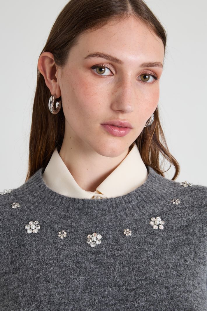 Sweater with rhinestones and pearls Intrend - 4