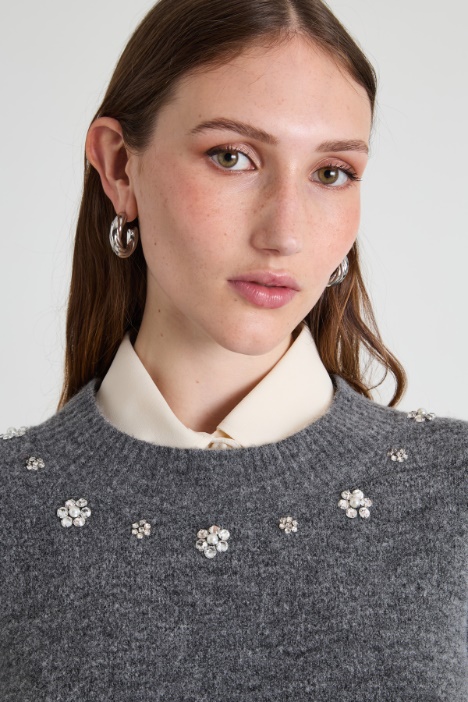 Maglia con strass e perle