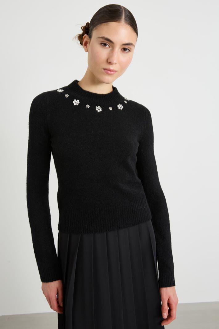 Sweater with rhinestones and pearls Intrend
