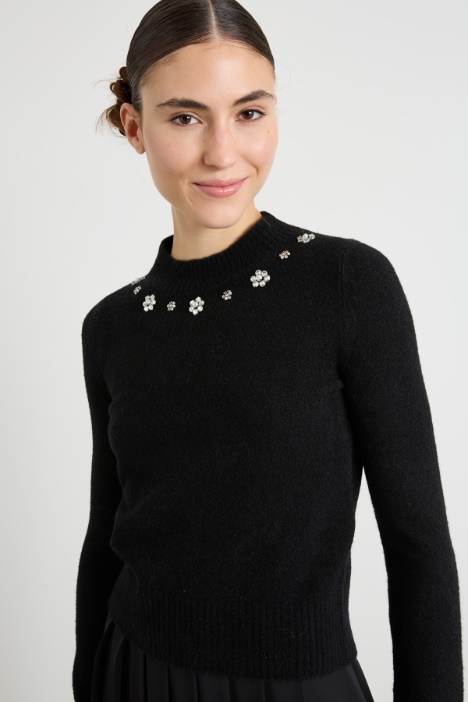 Maglia con strass e perle