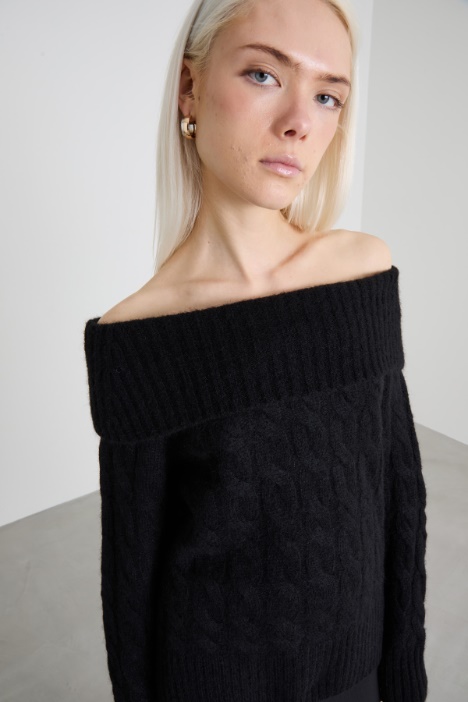 Suéter de punto trenzado con hombros descubiertos