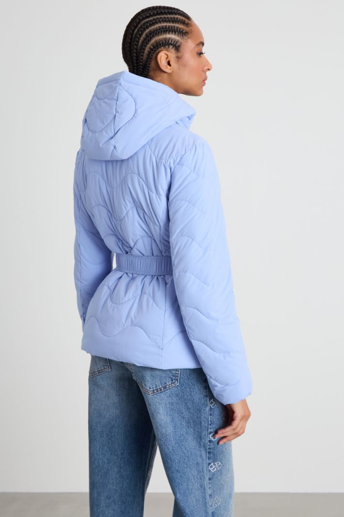 Chaqueta acolchada con cinturón