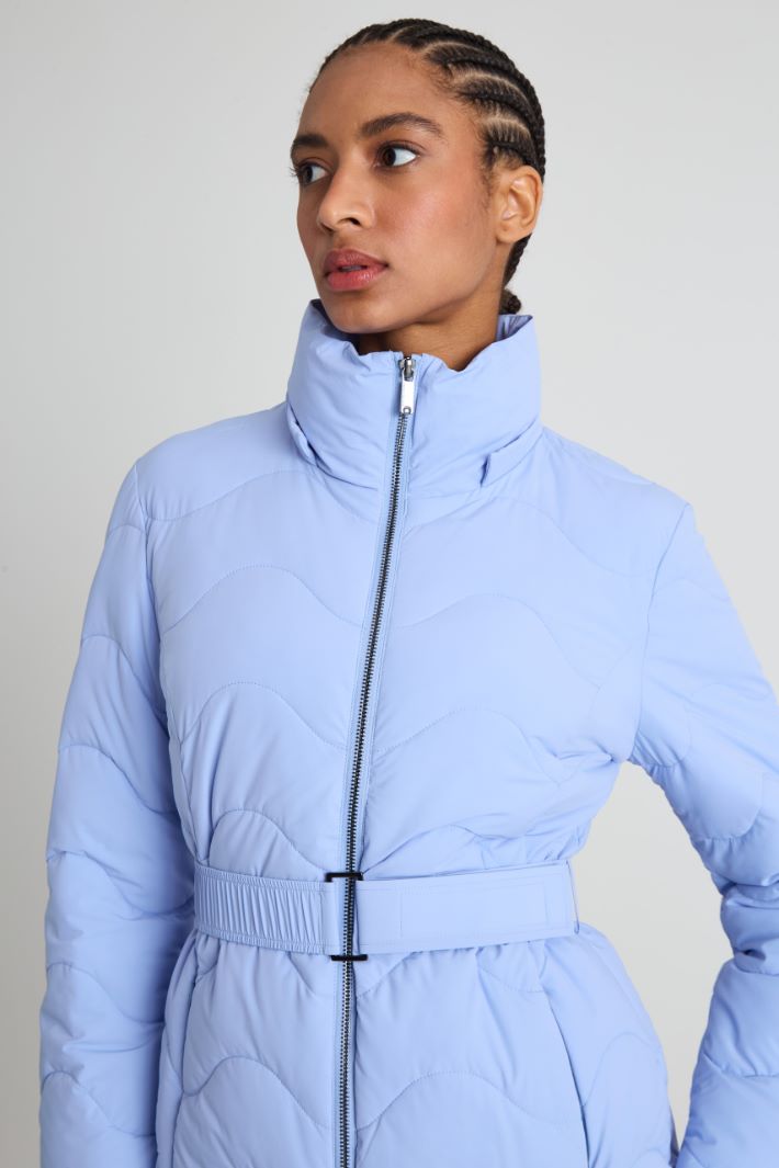 Chaqueta acolchada con cinturón