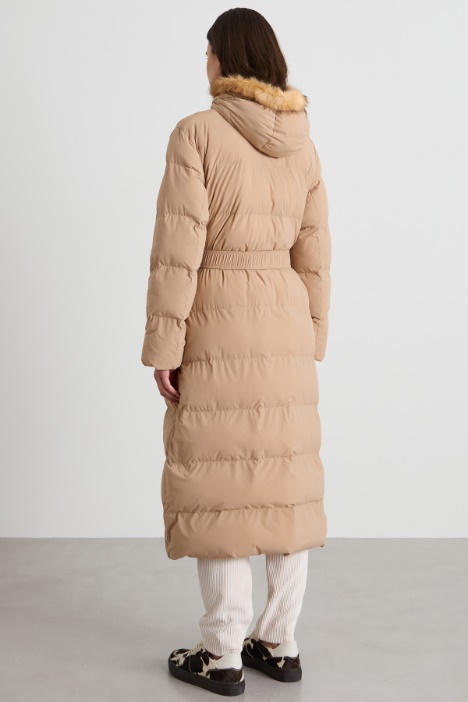 Abrigo largo y acolchado