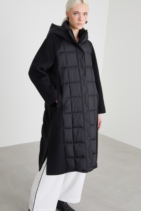 Abrigo acolchado en satén técnico y tela