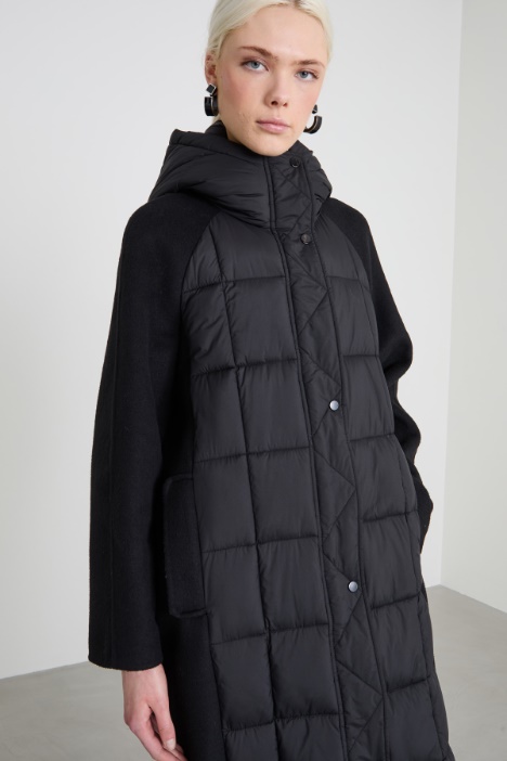 Abrigo acolchado en satén técnico y tela