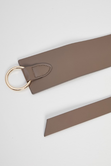 Cintura sagomata in similpelle