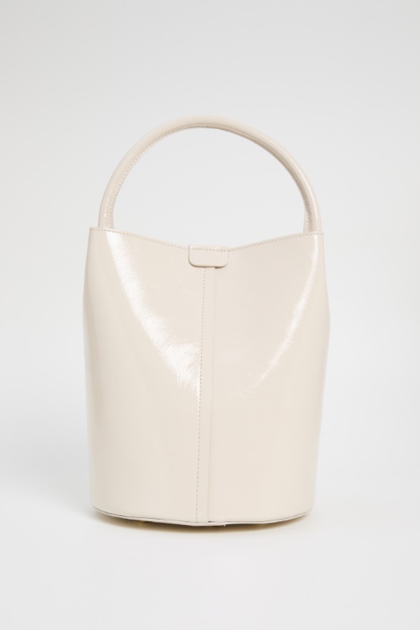 Bucket bag with patent finish Intrend