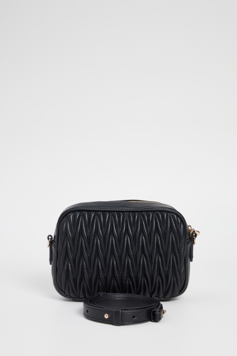 Bolso con acabado acolchado