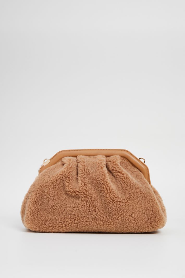 Plush effect clutch Intrend
