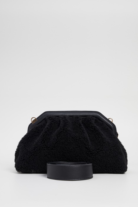 Clutch efecto peluche