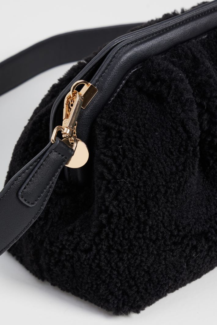 Plush effect clutch Intrend - 2