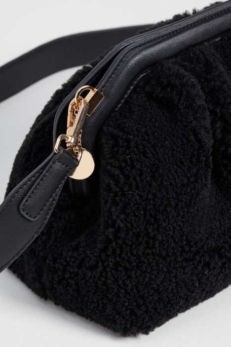 Clutch efecto peluche