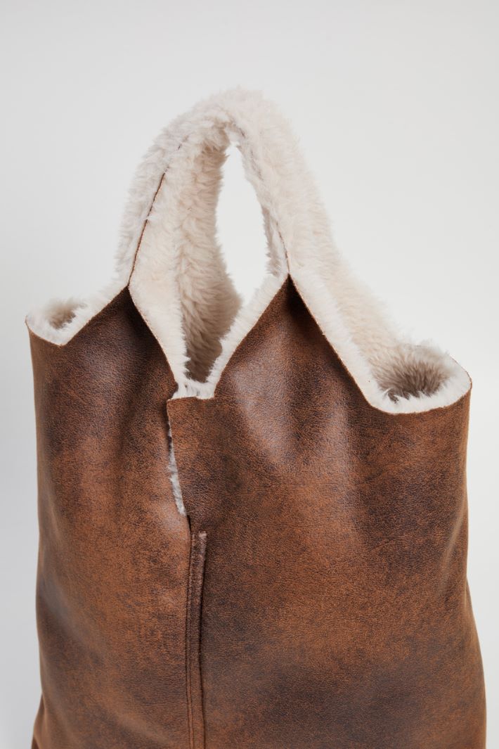 Fur effect shopping bag Intrend - 4