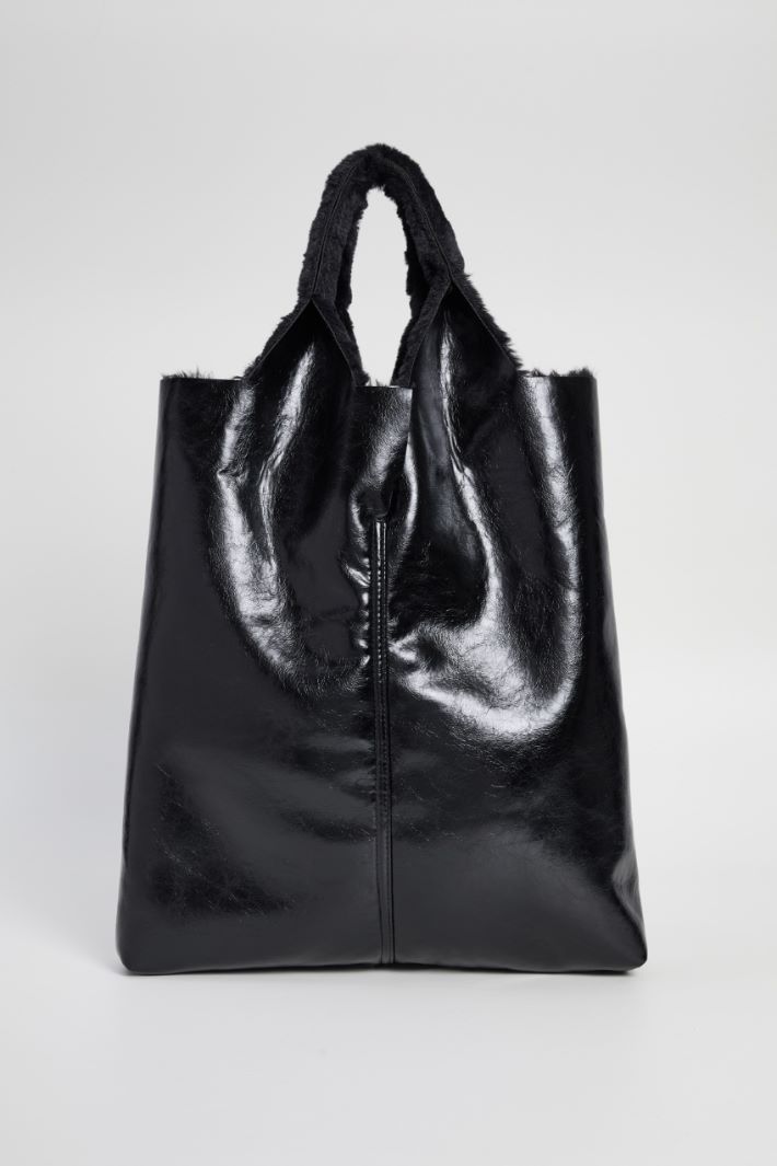 Shiny leather effect shopper Intrend