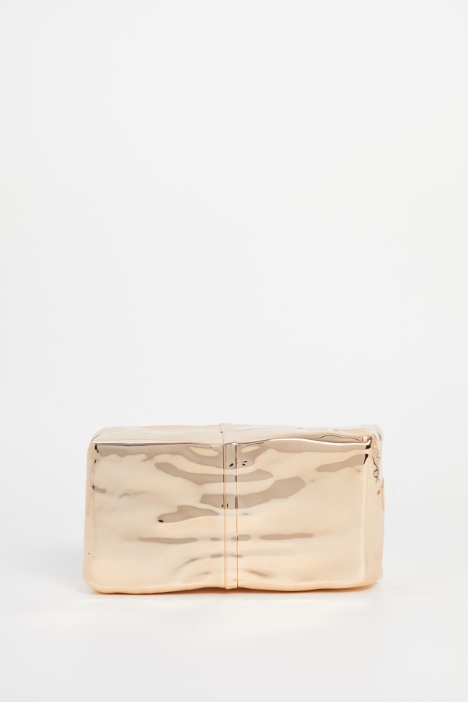 Clutch con acabado metálico