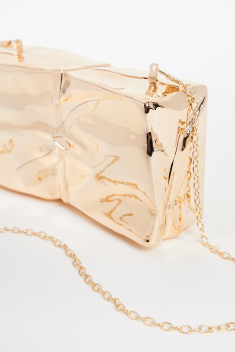 Clutch con acabado metálico