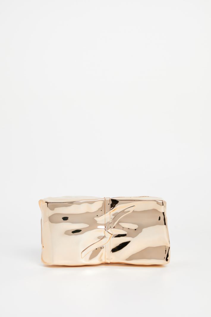 Clutch with a metallic finish Intrend