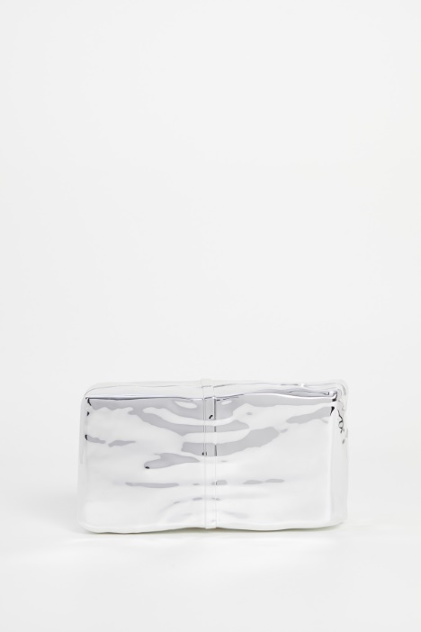 Clutch con acabado metálico