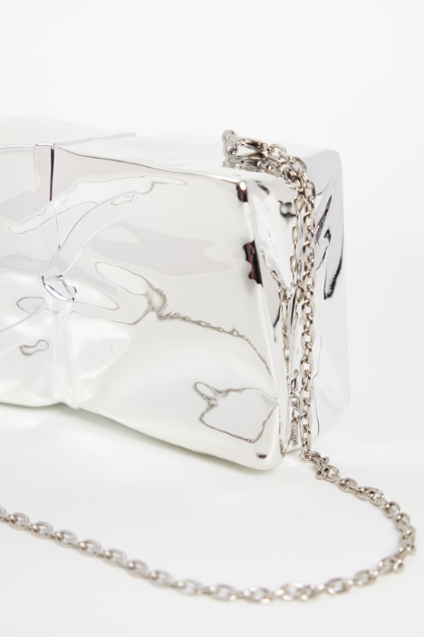 Clutch con acabado metálico