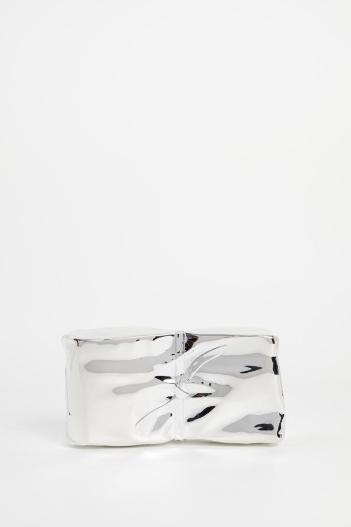 Clutch with a metallic finish Intrend