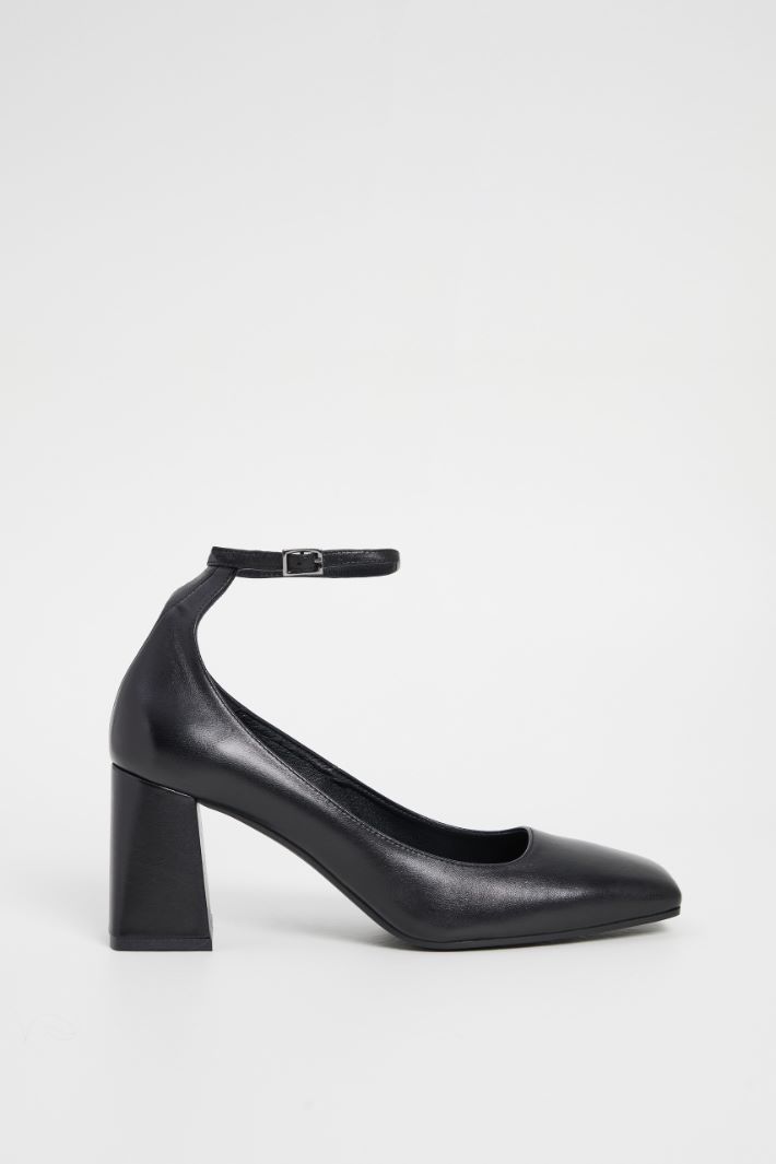 Column heel shoes Intrend