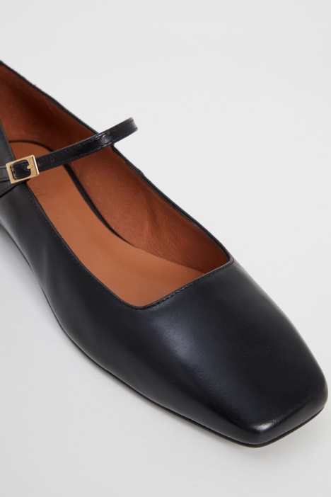 Ballerine in pelle con cinturino