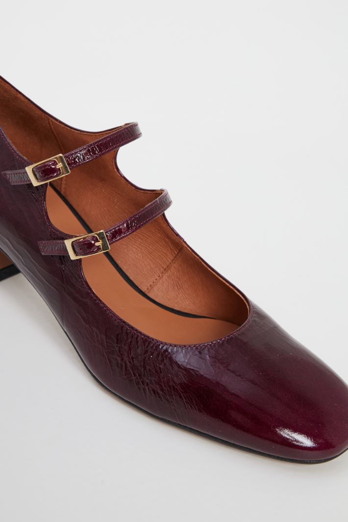 Zapatos de charol con tirantes