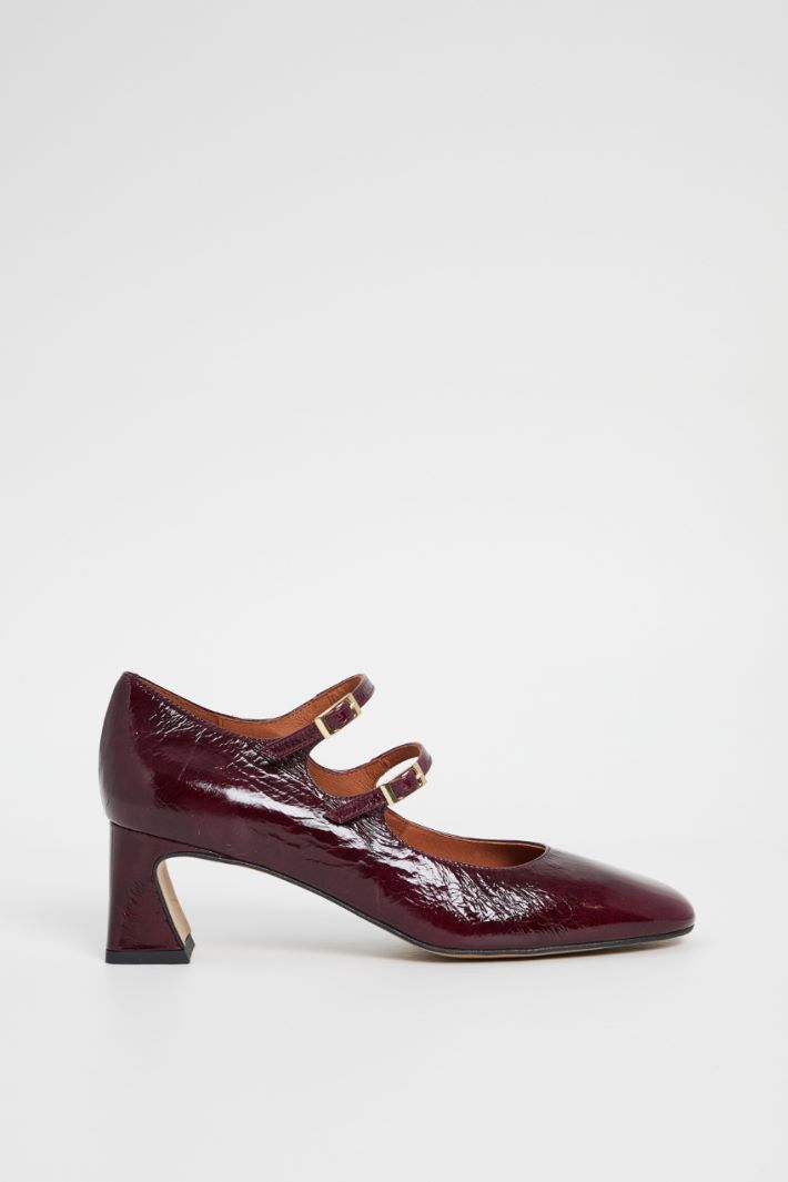 Zapatos de charol con tirantes