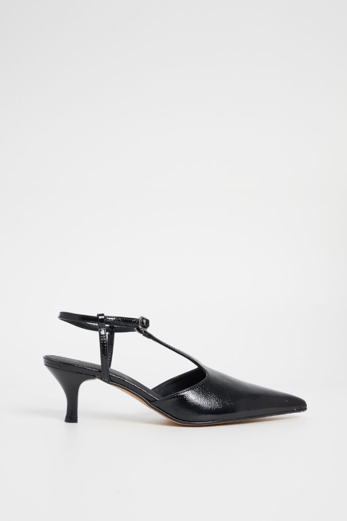 Pumps  with a patent finish Intrend