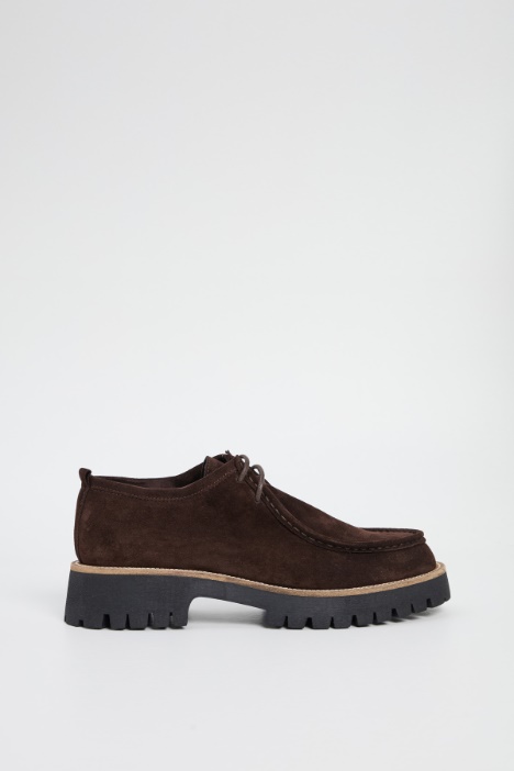 Laced shoes with treaded sole  Intrend