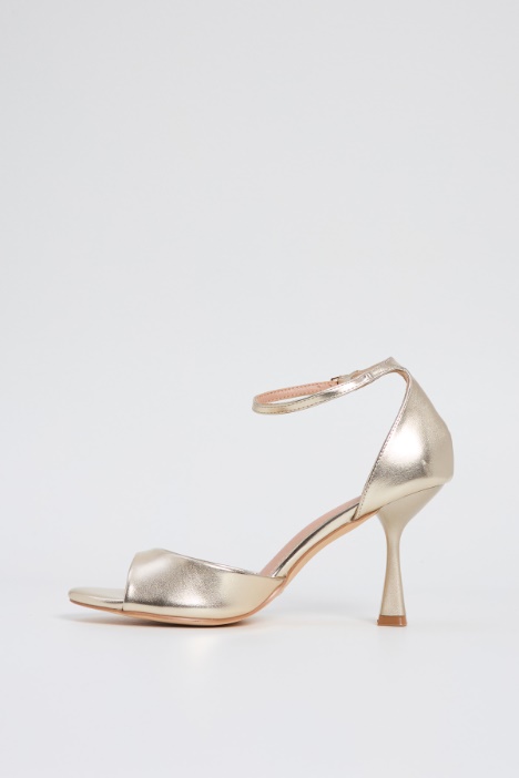 Sandali laminati con tacco