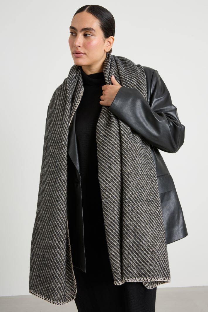 Stola con profili crochet Intrend