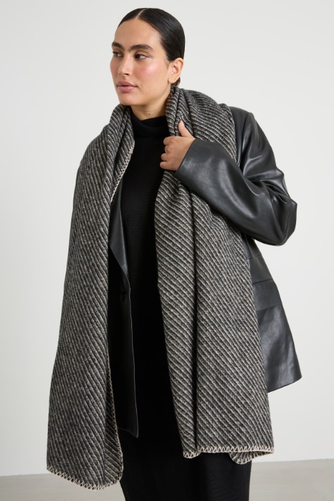 Stola con profili crochet Intrend