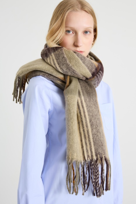 Fluffy scarf with fringes Intrend