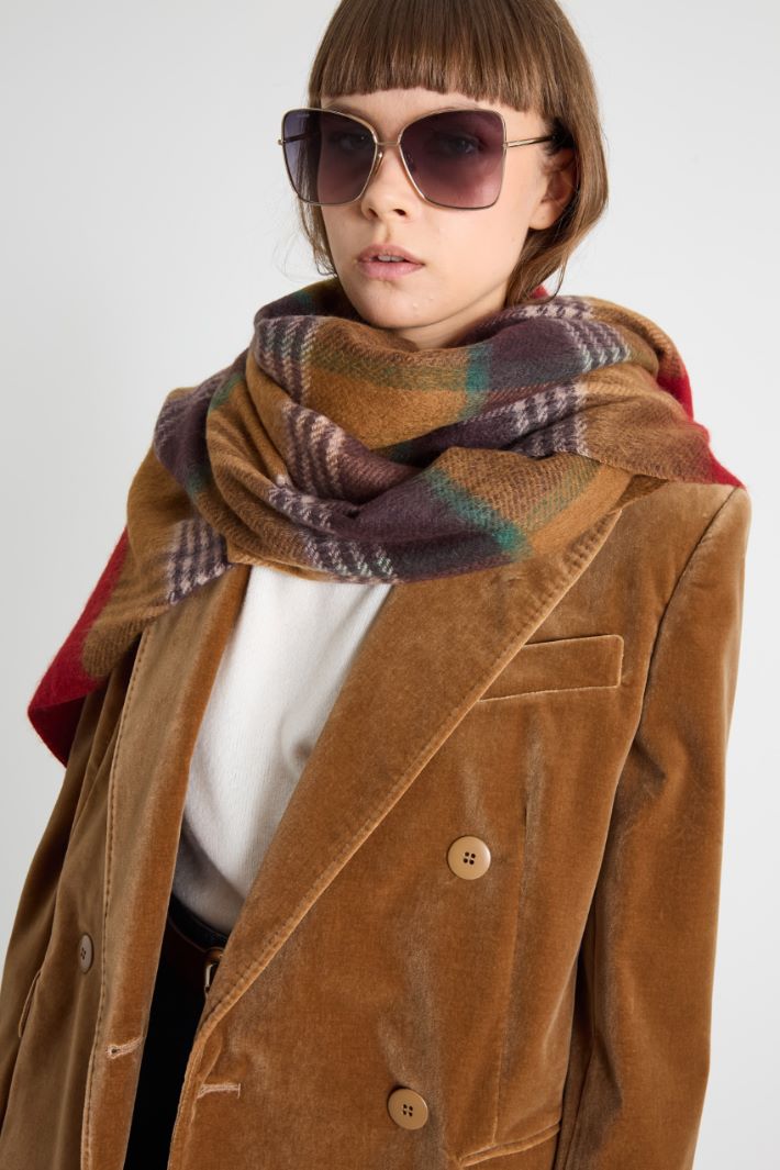 Fluffy scarf with fringes Intrend - 2