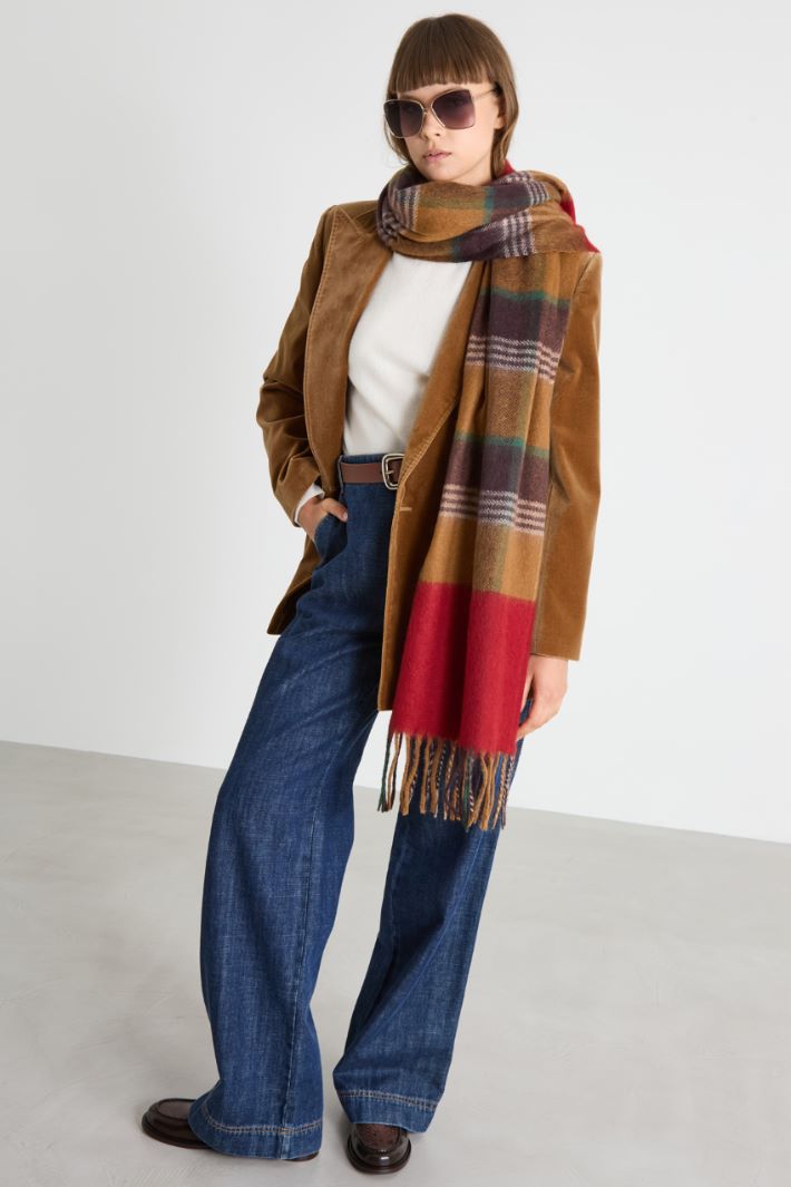 Fluffy scarf with fringes Intrend