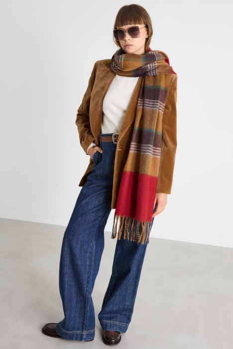 Fluffy scarf with fringes Intrend