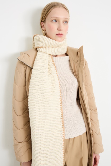 Sciarpa con profili a contrasto