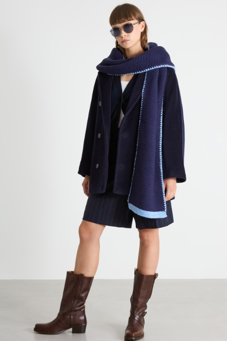 Sciarpa con profili a contrasto