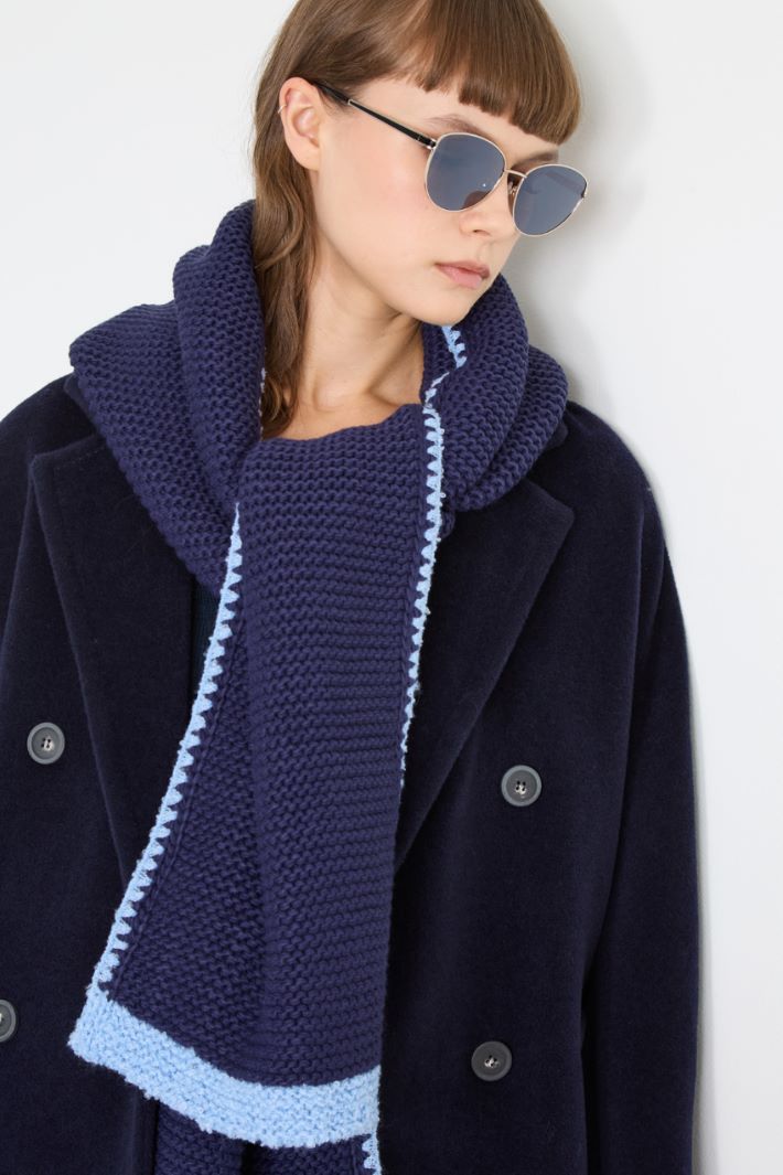 Scarf with contrasting profiles Intrend