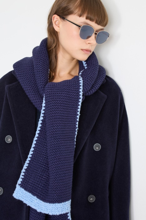 Scarf with contrasting profiles Intrend