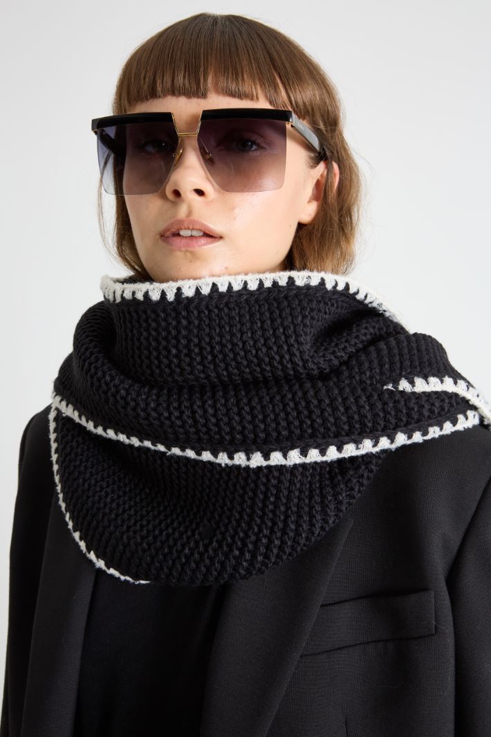 Scarf with contrasting profiles Intrend - 2