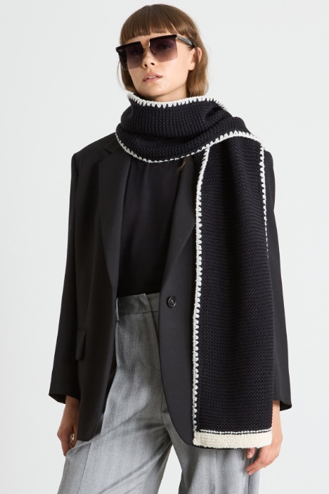 Scarf with contrasting profiles Intrend