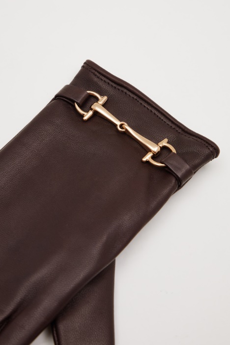 Guantes con detalle metálico